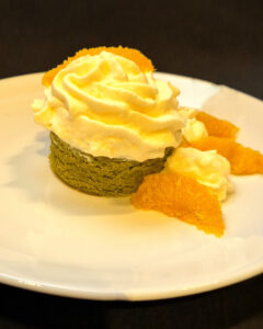 Matcha castella honing-sponscake met sinaasappel